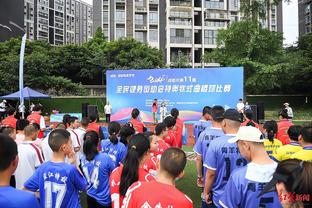 球迷展示海港国脚TIFO，颜骏凌：很感动，能为我们球迷踢球很荣幸